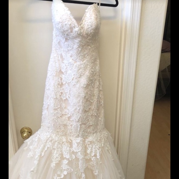 Wedding gown - Picture 1 of 6